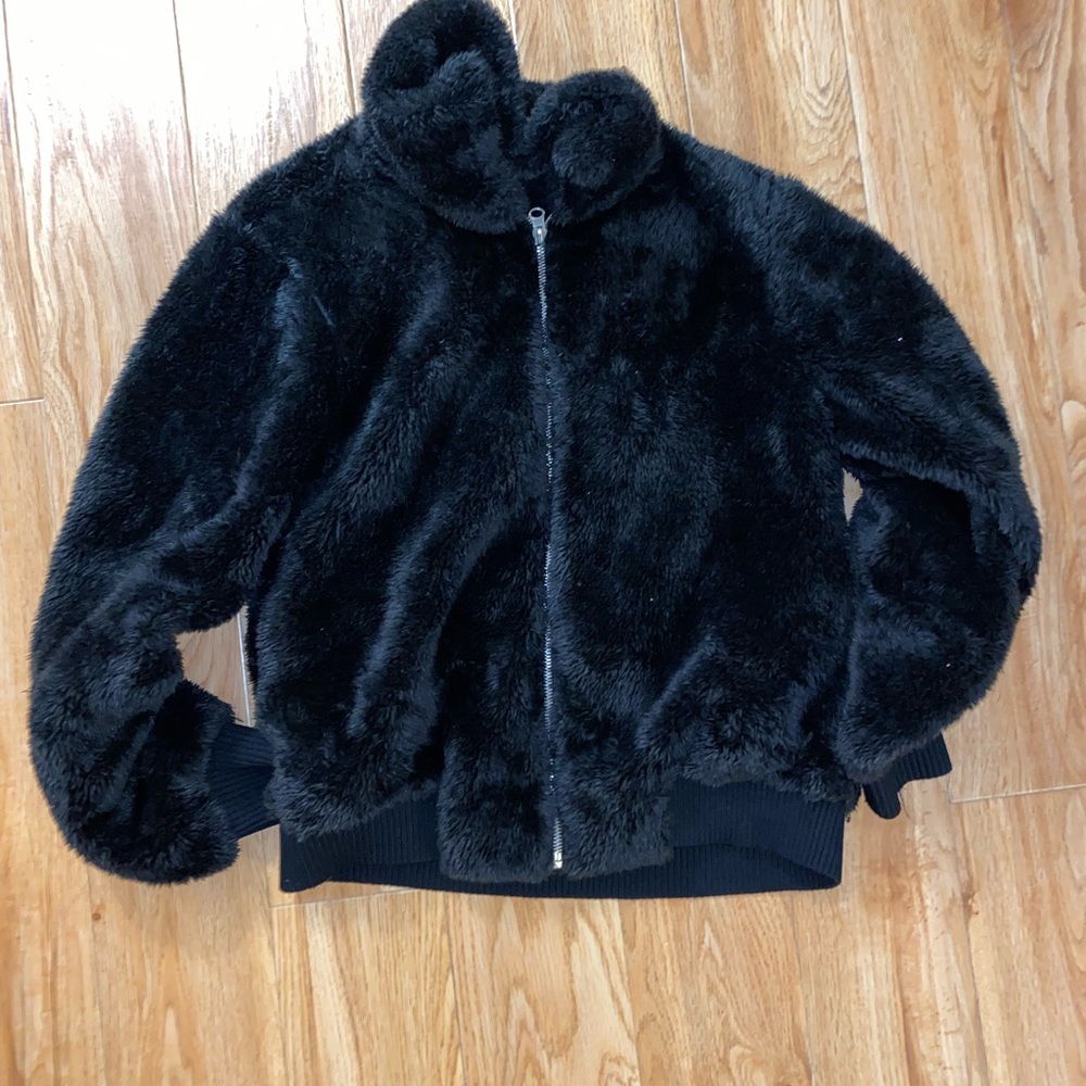 Small Women’s Black fuzzy bomber jacket